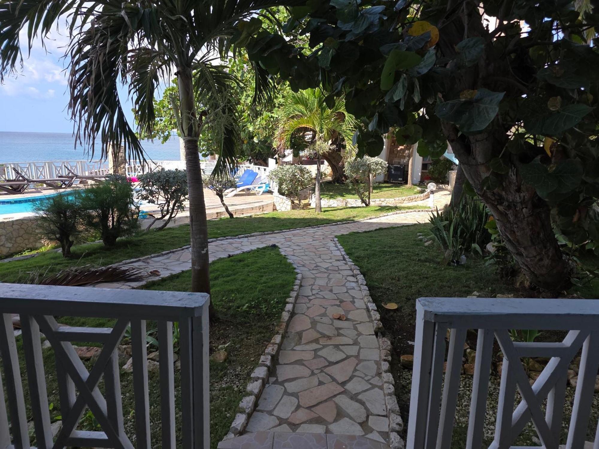 Home Sweet Home Resort Негрил Экстерьер фото