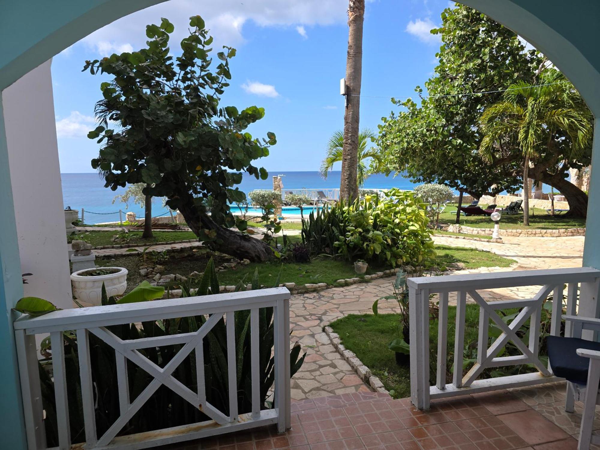 Home Sweet Home Resort Негрил Экстерьер фото