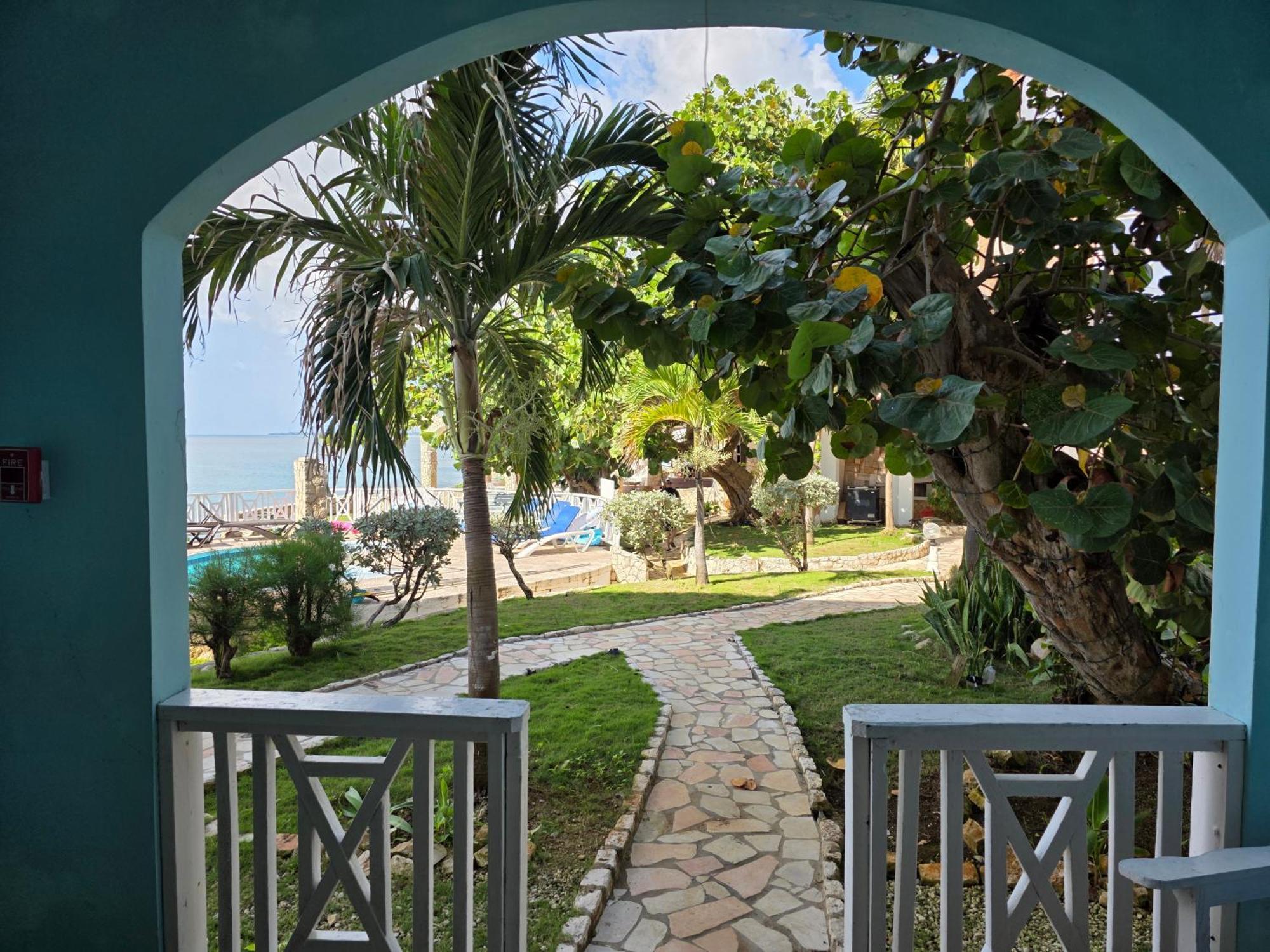 Home Sweet Home Resort Негрил Экстерьер фото