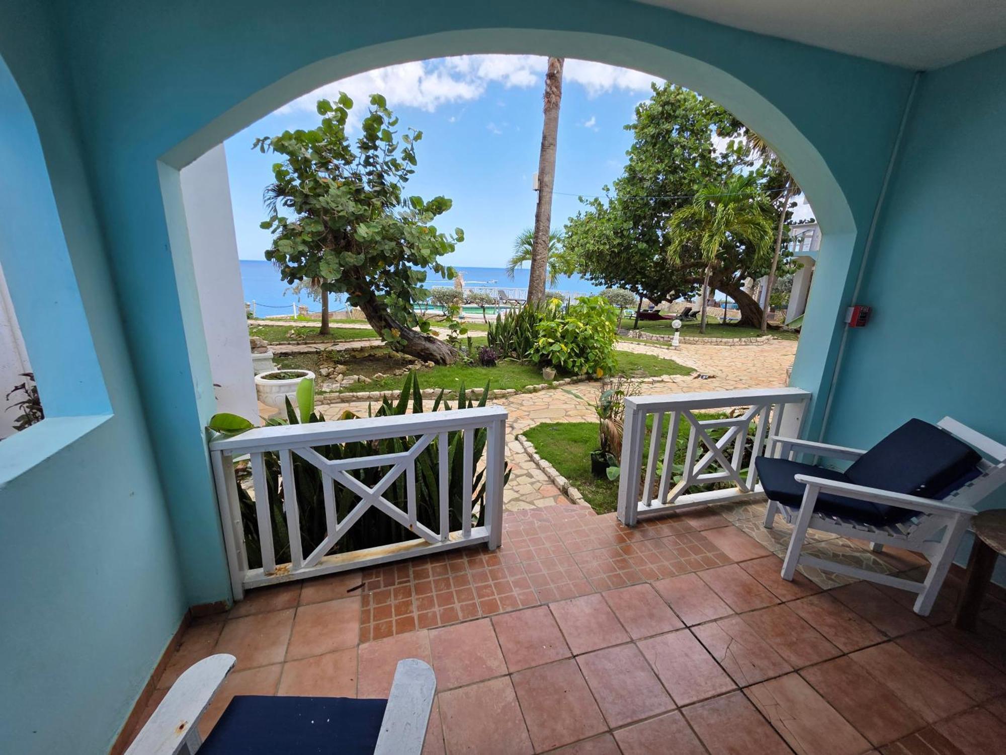 Home Sweet Home Resort Негрил Экстерьер фото
